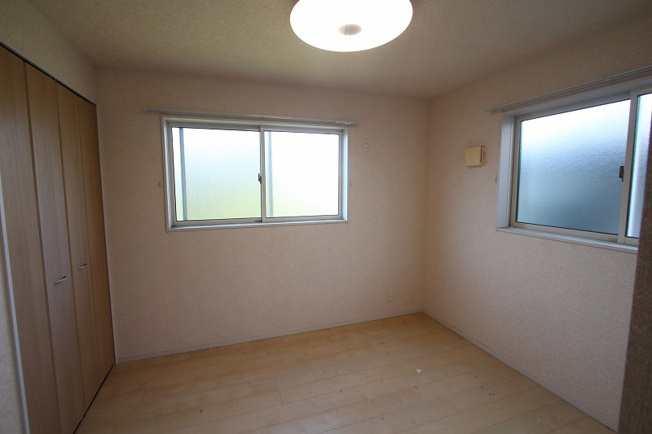 【子供部屋】 | 和光市下新倉2丁目　中古一戸建住宅（朝霞店） | 2026年10月撮影/5.7帖洋室
緑豊かな公園も徒歩圏内に点在しており、お子様の外遊びやお散歩コースなどにもおすすめです♪