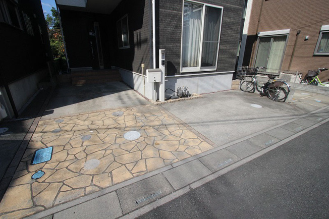 【外観】 | 和光市下新倉2丁目　中古一戸建住宅（朝霞店） | 2026年10月撮影/駐車スペース
セカンドカーや来客時も安心の2台分のカースペース！
※車種による