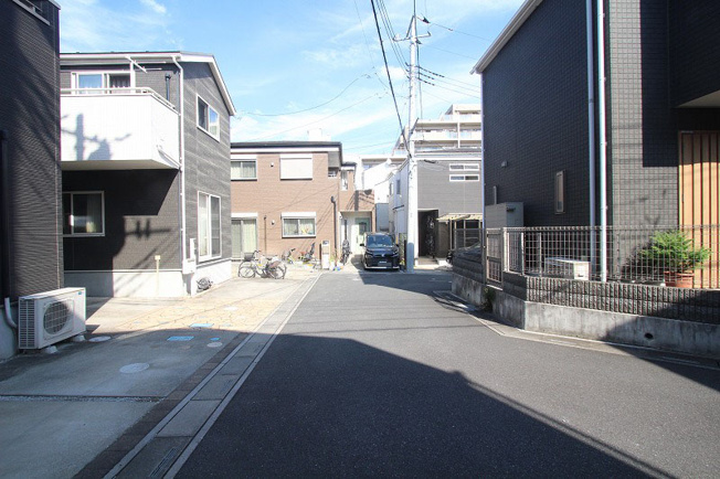 【前面道路含む現地写真】 | 和光市下新倉2丁目　中古一戸建住宅（朝霞店） | 2026年10月撮影
分譲地内道路のため、交通量は少なく、小さなお子様がいるご家族も安心。