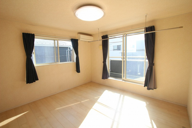 【寝室】 | 和光市下新倉2丁目　中古一戸建住宅（朝霞店） | 2026年10月撮影/8.2帖洋室
スーパーやコンビニなどお買い物にも便利なエリアです。