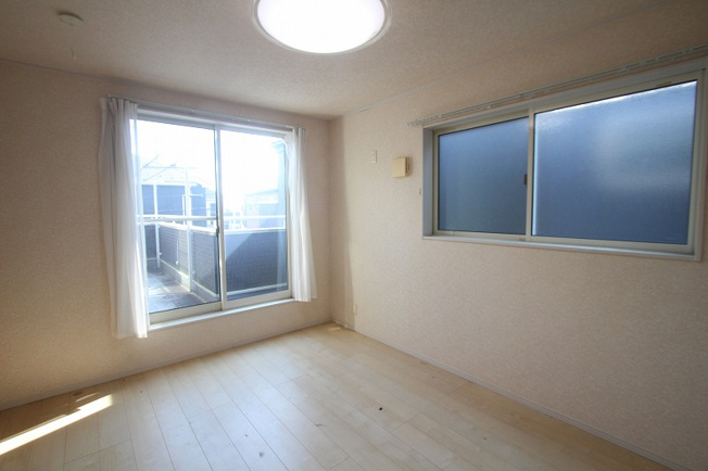 【洋室】 | 和光市下新倉2丁目　中古一戸建住宅（朝霞店） | 2026年10月撮影/6.6帖洋室
いざというに安心！病院が徒歩10分圏内にございます◎