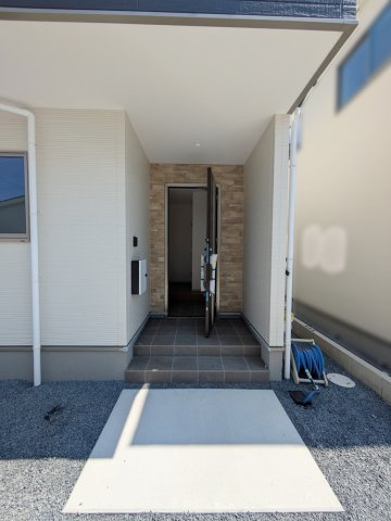草津市川原三丁目2期　新築戸建の玄関