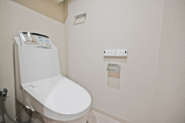 ネバーランド北梅田のトイレ|新調済みのトイレでウォシュレット機能が付いており、清潔で心地よくご利用いただけます。