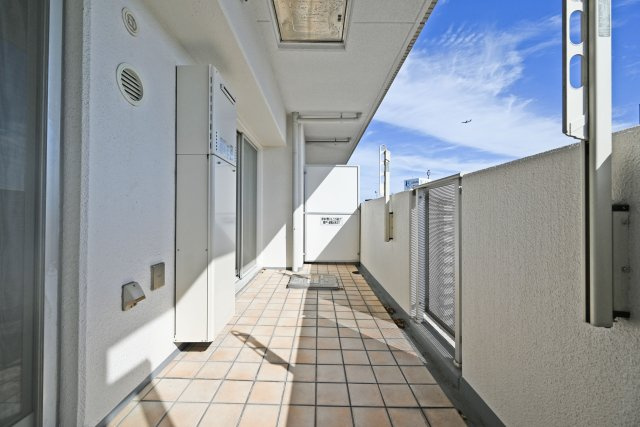 ネバーランド北梅田のバルコニー|ゆとりのあるバルコニーを設けているため、洗濯物の量が多い日でもゆとりを持って干すことができます。