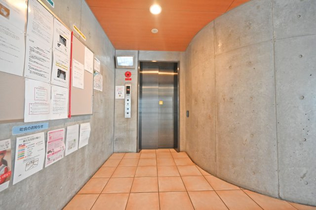 ネバーランド北梅田のロビー|防犯面に配慮されたオートロック付きマンション。日々の暮らしに嬉しいセキュリティ設備が整っています。