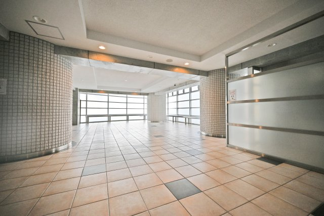 ネバーランド北梅田のエントランス|清掃が行き届いたマンション内で、毎日快適に過ごせます。
