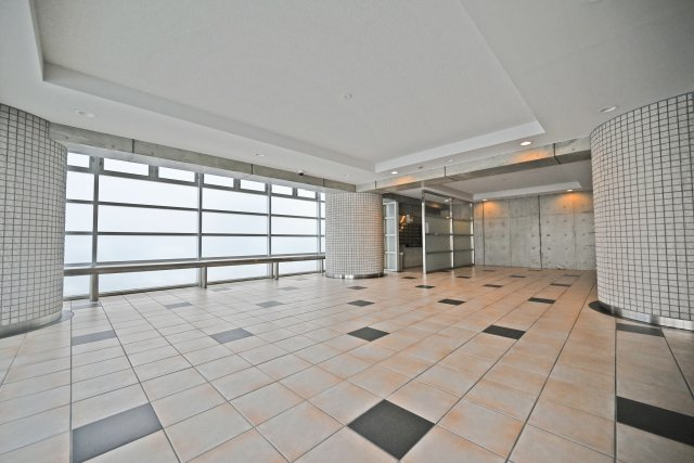 ネバーランド北梅田のエントランス|清掃が行き届いたマンション内で、毎日快適に過ごせます。