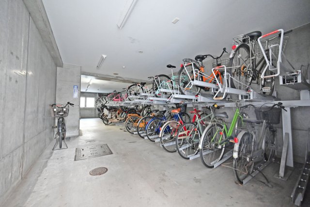 ネバーランド北梅田の駐輪場|敷地内に駐輪場を備えています。通勤・通学やお買い物など、自転車を利用する機会が多い方にも便利な共用設備です。