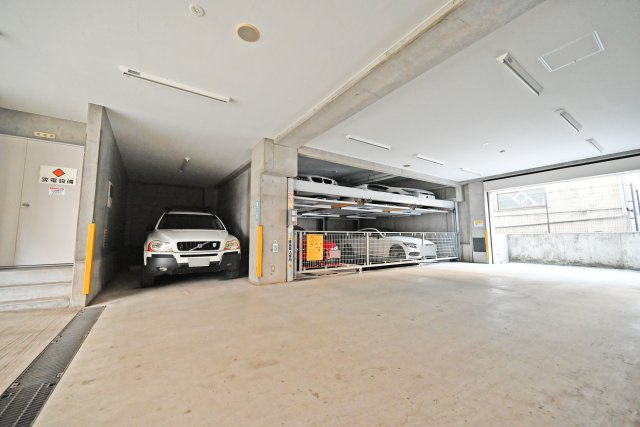 ネバーランド北梅田の駐車場|敷地内駐車場を備えており、お車をお持ちの方も安心です。