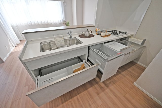 ネバーランド北梅田のキッチン|家事の時短に嬉しい食器洗浄乾燥機を搭載。手洗いの手間を減らし、ゆとりある暮らしを実現します。