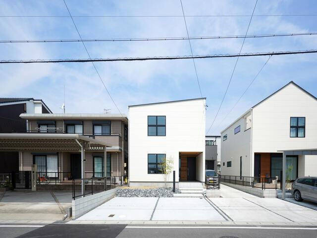 中古戸建て・仲介手数料半額）稲沢市西町３丁目の外観|青空に映えるシンプルモダン