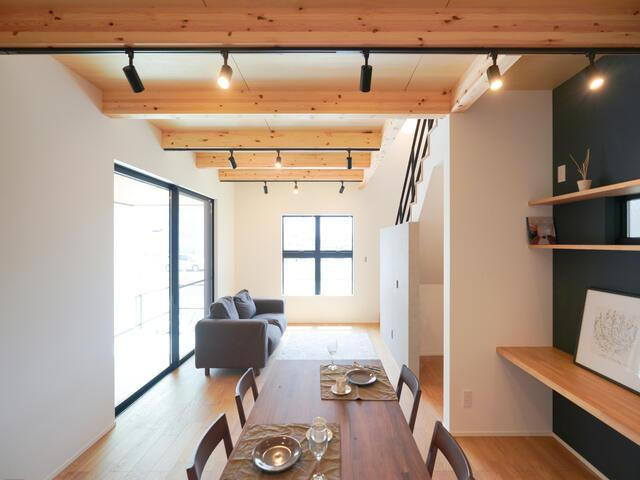 中古戸建て・仲介手数料半額）稲沢市西町３丁目の居間・リビング|天井は梁の風合い
