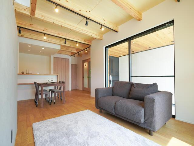 中古戸建て・仲介手数料半額）稲沢市西町３丁目の居間・リビング|梁と天井の高さがあり、開放感