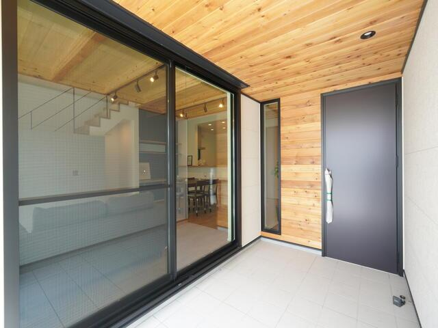 中古戸建て・仲介手数料半額）稲沢市西町３丁目の玄関|レッドシダーの自然素材の美しい