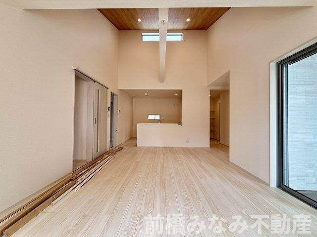 【新築平屋】渋川市半田第８　限定１棟　クリエートの家　新築建売の居間・リビング|ゆったりとした居間です