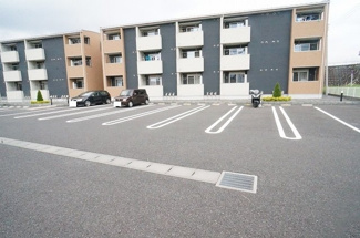 【駐車場】 | サニーフラットＡ | 駐車場があるので、車を買う予定の方も安心です