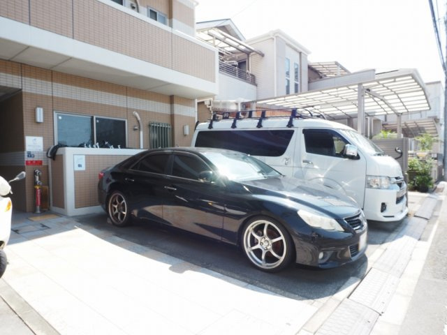 イーストレジデンスの駐車場