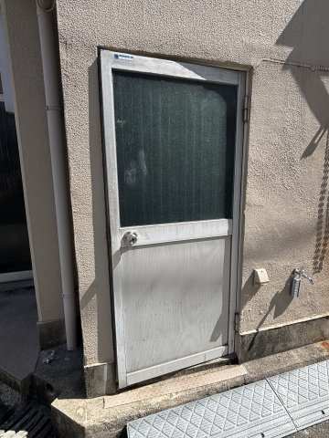 河合ビルの玄関
