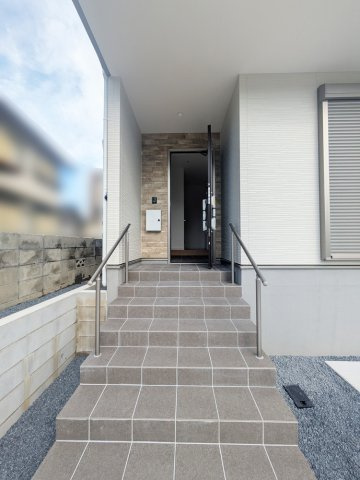 大津市向陽町1期　新築戸建の玄関