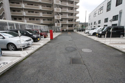 【駐車場】 | ラフィーネ瀬田 | 運転の苦手な方でも安心して駐車していただけます。