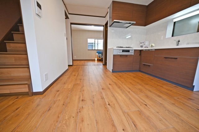 摂津市正雀4丁目中古一戸建て｜3SDK＋駐車1台可のキッチン|DK約8.7帖
食事の準備から後片付けまで、日常の家事を行いやすいダイニングキッチンです。テーブルを置いて食事スペースを整えれば、家族との会話も楽しめる場所になりそうです。