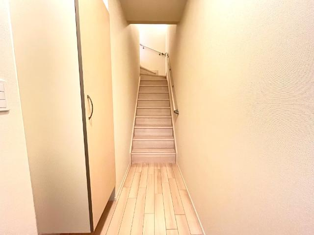 グランスタ　エイアールの内装|階段