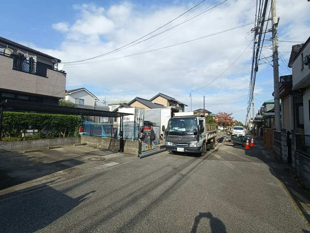 吉川市　きよみ野2丁目　新築戸建　全1棟の前面道路含む現地写真|前面道路含む現地写真です　※工事中