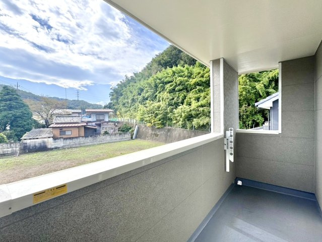 【新築戸建】高崎市乗附町905番のバルコニー|■バルコニー｜共働きのご家庭に嬉しい屋根付きバルコニー！急に雨が降ってきても安心です♪