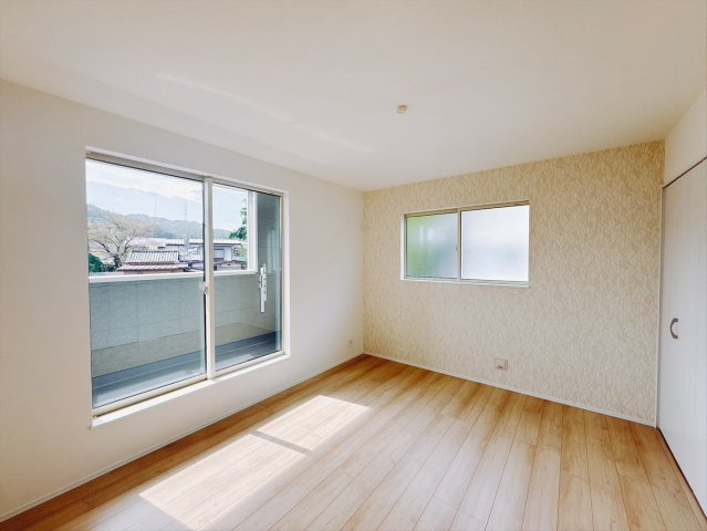 【新築戸建】高崎市乗附町905番の洋室|■2階洋室｜2階洋室には大きな窓をご用意しています。日中はあたたかな日差し差し込み自分時間も充実できますね＾＾