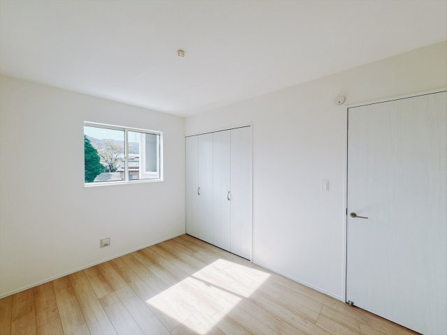 【新築戸建】高崎市乗附町905番の洋室|■2階洋室｜ナチュラルカラーの床です。模様替えなどとても楽しく工夫できます♪陽当たり、風通しもとても良いので毎日快適な生活スタートです！子供部屋にも良いですね♪