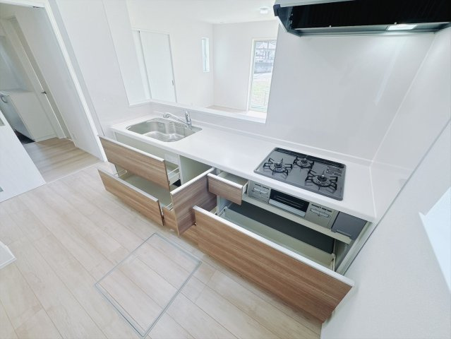 【新築戸建】高崎市乗附町905番のキッチン|■キッチン｜全スライド式収納キッチン♪お皿や鍋の出し入れもラクラクです（＾＾）