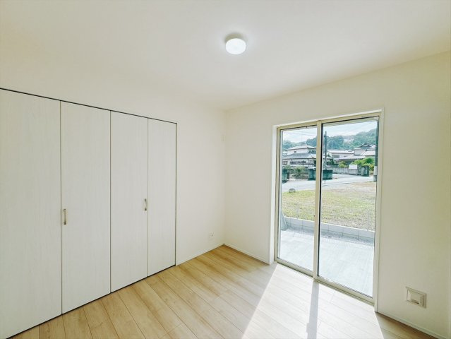 【新築戸建】高崎市乗附町905番の洋室|■1階洋室｜大きな窓がついています♪陽光たっぷり差し込む空間ライフはいかがですか？