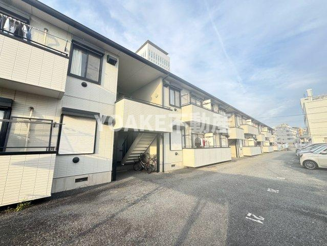 海老名市中央２丁目のアパートのエントランス