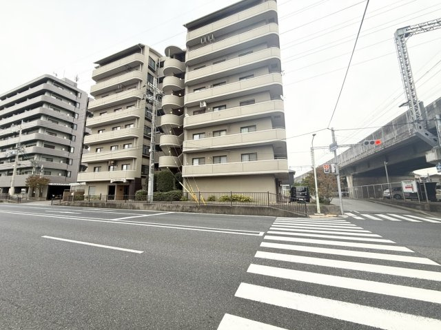 リブコート武庫川の外観|阪神武庫川駅 徒歩6分。整備された歩道に面し、アクセス良好です。