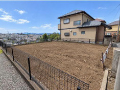八王子市山田町　売地の前面道路含む現地写真|南ひな壇につき陽当りが良く風通しも良好な区画です。前面道路との高低差がないフラットな敷地のため、階段の昇り降りがなくベビーカーや重い荷物の持ち運びもラクラク。日中は心地よい太陽の光がしっかり届きます。