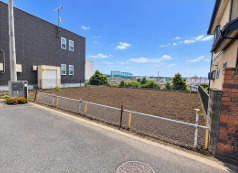八王子市山田町　売地の前面道路含む現地写真|きれいな更地状態のため、解体費用などの余計なコストを抑えてスムーズに着工へ進めることができます。敷地内にはすでに上下水道と都市ガスの引き込みが完了しており、建築計画も立てやすく大変準備がスムーズです。