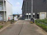 八王子市山田町　売地の周辺|幅員約5mの道路に接しております。外部からの車の通り抜けができない開発道路となっており、車通りが少なく落ち着いた住環境です。お子様とのお散歩や車庫入れの際も、慌てることなく安全に移動していただけます。