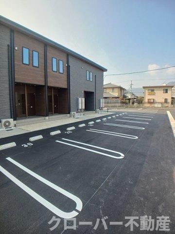 クラール鶴市フロイデＣの駐車場