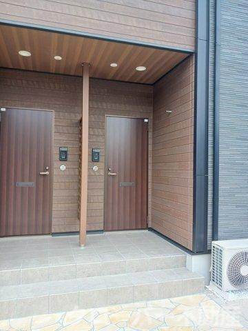 クラール鶴市フロイデＣのエントランス