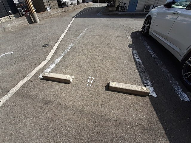 ハウス　ウィステリアの駐車場