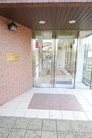 グランパレス白根のエントランス