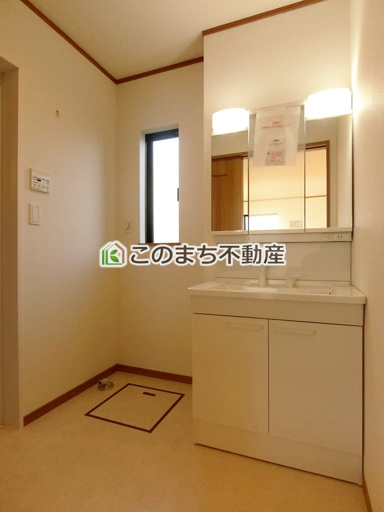 ハートフルタウン宇都宮市雀の宮7丁目894番の洗面所|同社施工物件の写真です。※建具やフローリング、その他仕様が違う場合がございます。シャンプードレッサーで朝の身支度♪伸びるホースでお掃除も簡単清潔です！