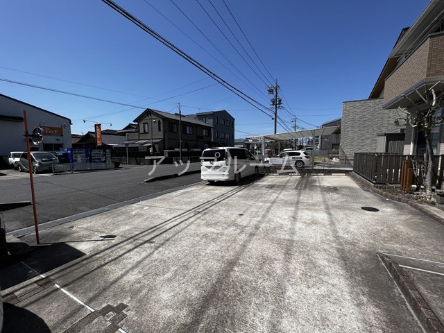 メゾンクレールの駐車場