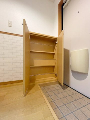 【玄関】 | ピュア吉塚八番館 | シューズボックスがついています※写真は類似です