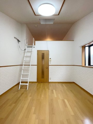 【洋室】 | ピュア吉塚八番館 | 明るい洋室です※写真は類似です