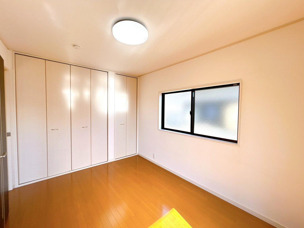 大平町新　中古戸建　敷地45坪の洋室