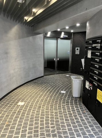 渋谷区初台２丁目の賃貸マンションのエントランス