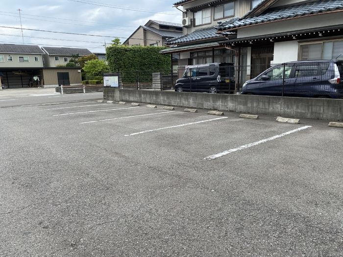 ユートリアの駐車場