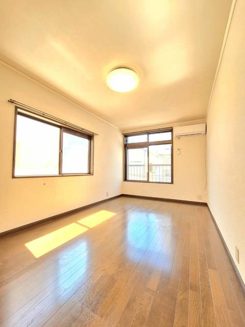 扇谷アパートの居間・リビング|二面採光の明るいお部屋です