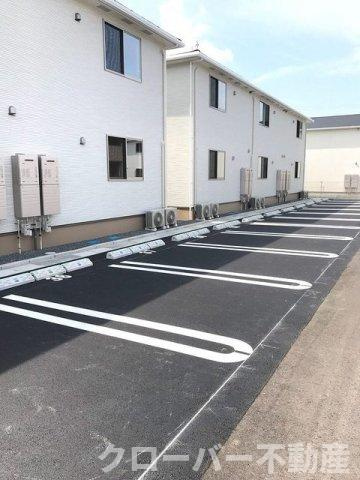 メゾンリヴィエールＤの駐車場
